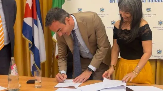 Il momento della firma dell’intesa fra Calabria e Cuba. In primo piano, il governatore Roberto Occhiuto