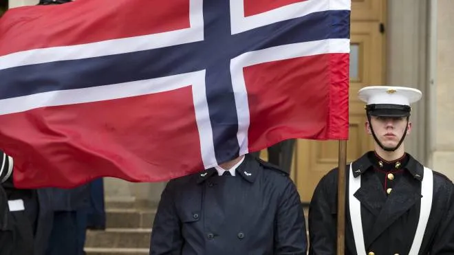 La bandiera della Norvegia (Ansa)