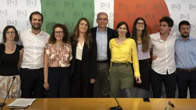 Il segretario Pd Enrico Letta, al centro, tra i giovani del partito