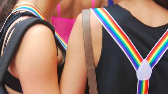 Due ragazze si scambiano un bacio in occasione di un ’Gay Pride’
