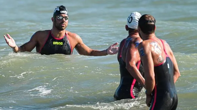 Italy's Dario Verani (L) reacts after competing in the Open Water Mixed 25km event, on August 20, 2022 at Lido di Ostia, southwest of Rome, during the LEN European Aquatics Championships. (Photo by Vincenzo PINTO / AFP)