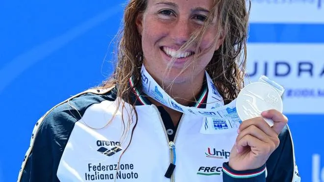 Ginevra Taddeucci con la medaglia d’argento nella 10 km in acque libere