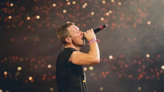 Chris Martin durante uno dei concerti a Wembley, dal profilo Twitter della band
