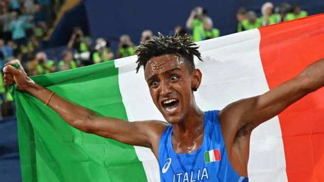 La gioia di Yeman Crippa dopo aver regalato all’Italia la medaglia d’oro nei 10.000 metri agli Europei di Monaco: il 25enne nato in Etiopia è cresciuto a Milano e poi con la famiglia si è spostato in Trentino