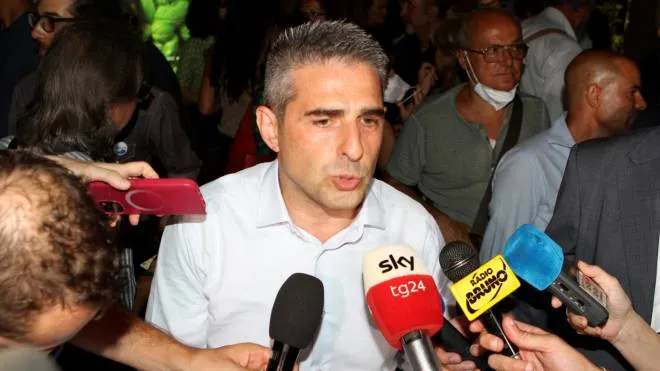 Il sindaco uscente Federico Pizzarotti commenta la vittoria di Michele Guerra, Parma, 27 giugno 2022. ANSA/SANDRO CAPATTI