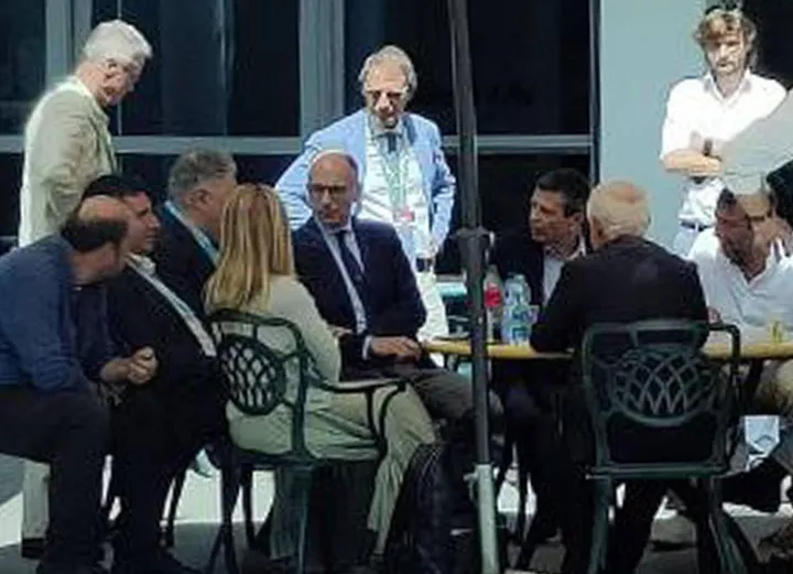 Chiacchierata tra i leader durante la kermesse: di spalle Giorgia Meloni, 45 anni, di fronte a lei Enrico Letta (56), Maurizio Lupi (62) e Matteo Salvini (49)