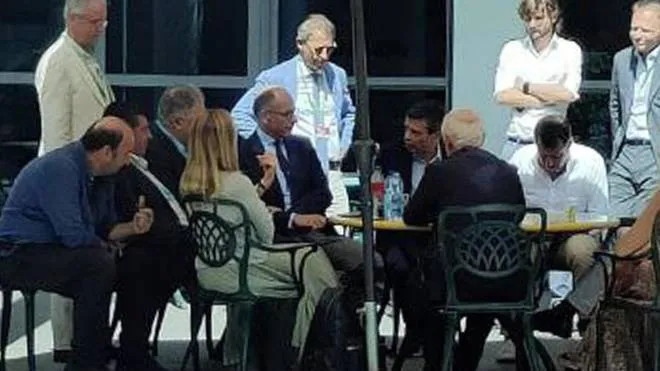 Davide Rondoni (cerchiato in rosso) al tavolo preparatorio dell’intervista collettiva ai protagonisti della tornata elettorale