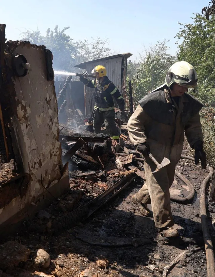 Due pompieri intervengono sul luogo. del bombardamento russo che ieri ha colpito Chaplyne, nella regione di Dnipropetrovsk