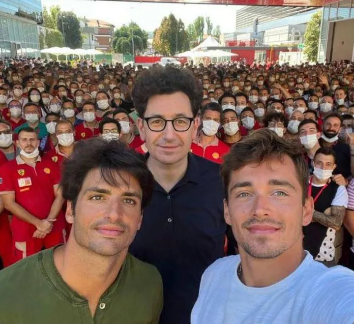 Carlos Sainz, Mattia Binotto e Charles Leclerc: super selfie a Maranello prima di Spa
