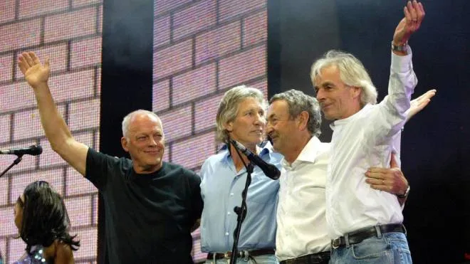 20051005 - ROMA - SPE : MUSICA: PINK FLOYD, IL LORO ULTIMO CONCERTO IN DVD. I Pink Floyd riuniti per il concerto Live 8 a Londra in un'immagine d'archivio dello scorso 2 luglio 2005. Sara' pubblicato il 5 dicembre 'Pulse', l'annunciato Dvd dei Pink Floyd, la testimonianza di uno dei 14 concerti all'Earls Court di Londra durante il Division Bell tour, l'ultimo compiuto dalla band nel 1994 prima della definitiva separazione. Il doppio Dvd contiene un intero concerto, oltre a rare immagini di backstage e inediti extra. ANSA / STEVE REIGATE-ARCHIVIO / PAL