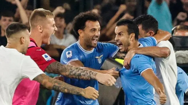 Lazio's Pedro (R) celebrates with teammates after scoring during the Italian Serie A soccer match between Lazio and Inter at the Olimpico stadium in Rome, Italy, 26 August 2022.
ANSA/FABIO FRUSTACI