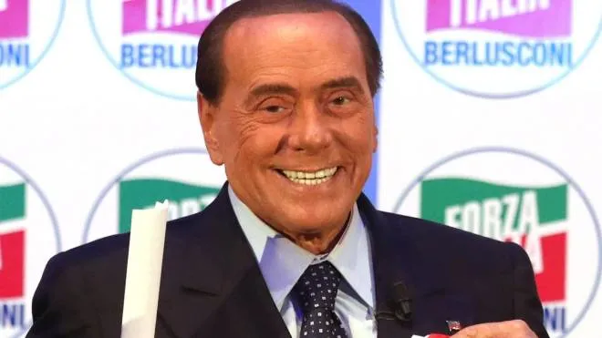 Silvio Berlusconi, 85 anni, con la maglia del “suo“ Monza. Sotto, Vladimir Putin (69)