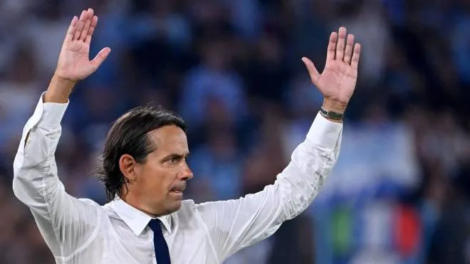 Inter-Milan's coach Simone Inzaghi reacts during the Italian Serie A football match between Lazio and Inter-Milan at the Olympic stadium in Rome on August 26, 2022. (Photo by Alberto PIZZOLI / AFP)