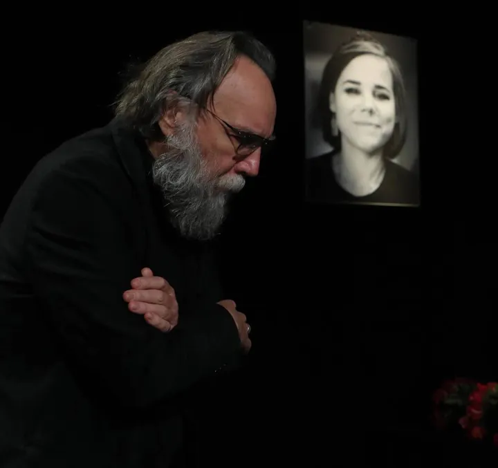 Il filosofo Alexander Dugin, 60 anni, al funerale della figlia Darya, 29, saltata in aria con la sua auto a Mosca