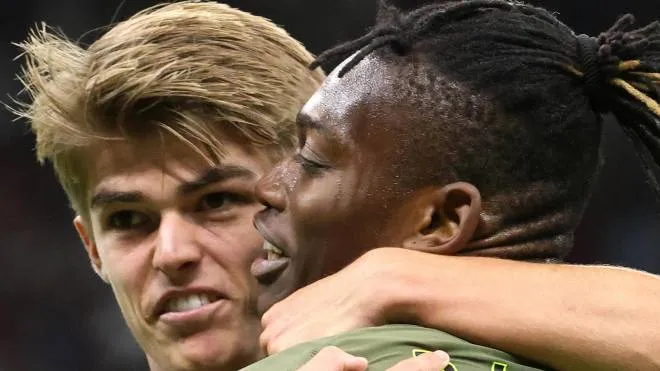 Charles De Ketelaere, 21 anni, festeggia Leao dopo il primo gol al Bologna: il belga ha esordito per la prima volta da titolare, il portoghese ha lasciato il segno