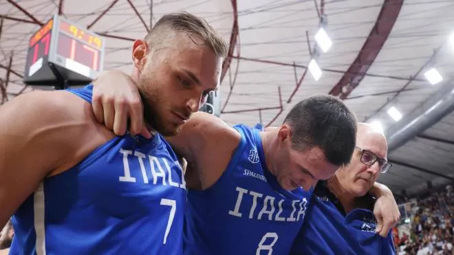 Italy's Danilo Gallinari leaves the field after the injury during the FIBA World Cup qualifiers basket match Italy vs Georgia at the Palaleonessa Arena in Brescia, Italy, 27 August 2022.
ANSA/SIMONE VENEZIA