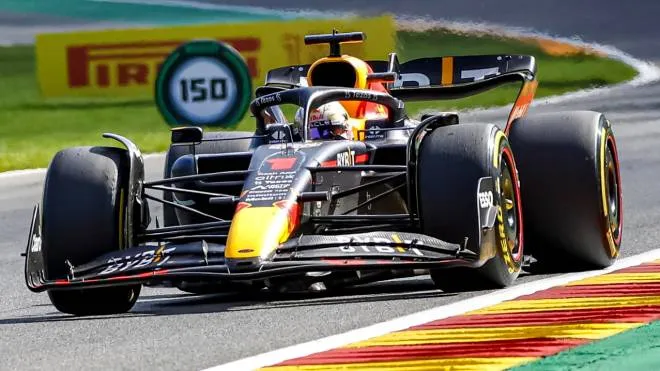epa10143498 Dutch Formula One driver Max Verstappen of Red Bull Racing in action during the Formula One Grand Prix of Belgium at the Spa-Francorchamps race track in Stavelot, Belgium, 28 August 2022.  EPA/STEPHANIE LECOCQ