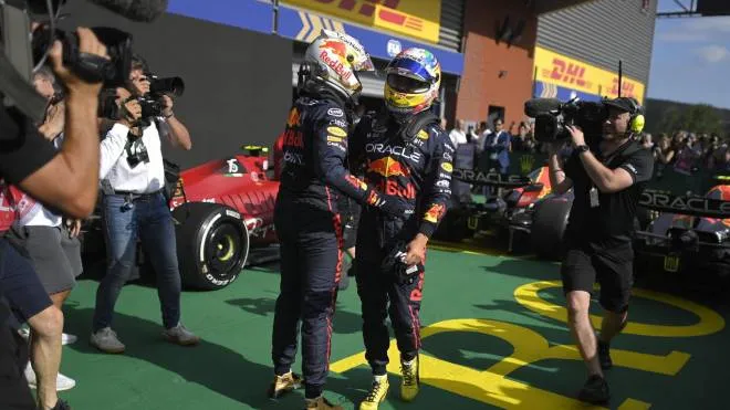 epa10143595 First placed Dutch Formula One driver Max Verstappen of Red Bull Racing (L) and second placed Mexican Formula One driver Sergio Perez of Red Bull Racing (R) celebrate after the Formula One Grand Prix of Belgium at the Spa-Francorchamps race track in Stavelot, Belgium, 28 August 2022.  EPA/CHRISTIAN BRUNA