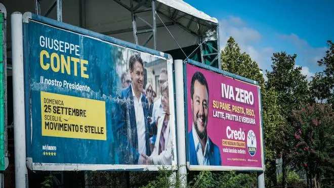 I cartelloni con i manifesti elettorali per elezioni politiche del movimento Cinque stelle di Giuseppe Conte e la Lega di Matteo Salvini, Torino, 18 agosto 2022. ANSA/TINO ROMANO