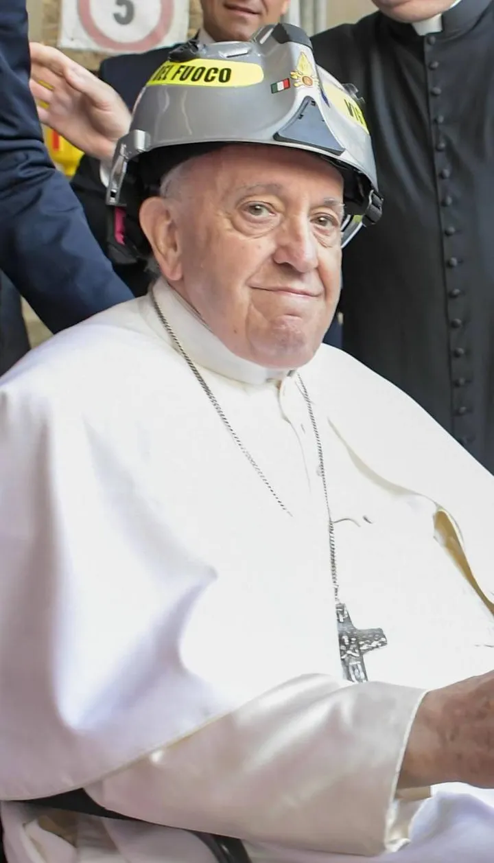 Papa Francesco (85 anni), ieri nel centro dell’Aquila indossava un caschetto