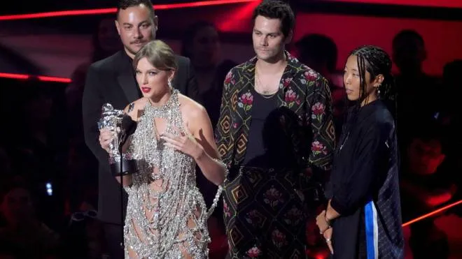 NEWARK, NEW JERSEY - AUGUST 28: Taylor Swift accepts the award for best longform video for "All Too Well (10 Minute Version) (Taylor's Version)" at the 2022 MTV VMAs at Prudential Center on August 28, 2022 in Newark, New Jersey.   Bennett Raglin/Getty Imagesfor MTV/Paramount Global/AFP
== FOR NEWSPAPERS, INTERNET, TELCOS & TELEVISION USE ONLY ==