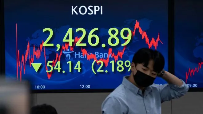 epaselect epa10144784 Employees react at the Hana Bank in Seoul, South Korea, 29 August 2022. The benchmark South Korea Composite Stock Price Index (KOSPI) fell 54.14 points, or 2.18 percent, to close at 2,426.89, following the US Central Bank's annual Jackson Hole meeting on 26 August.  EPA/JEON HEON-KYUN