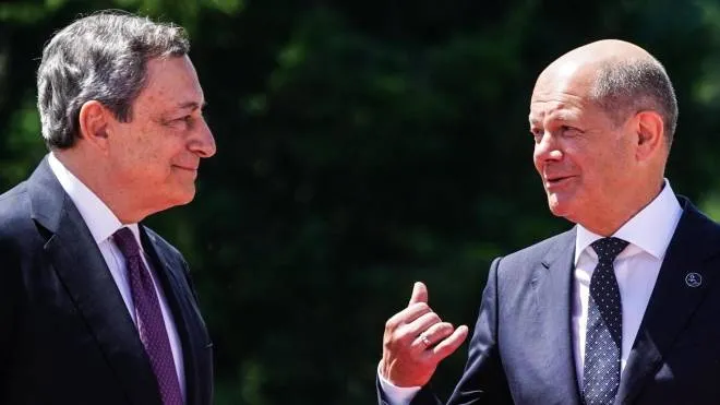 A sinistra, il premier italiano Mario Draghi, 74 anni, col cancelliere tedesco Olaf Scholz, 64 anni