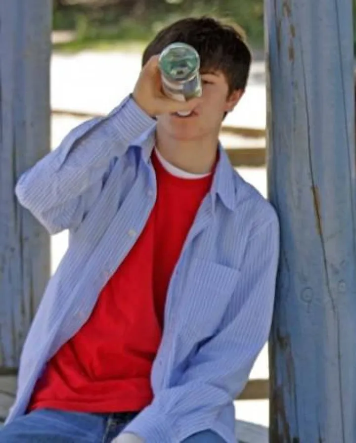 Un giovane beve wodka (foto d’archivio)