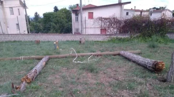 La trave a cui era legata la struttura dell'altalena, Avezzano, 31 agosto 2022. Una bambina di 12 anni � morta mentre stava giocando su un'altalena. ANSA