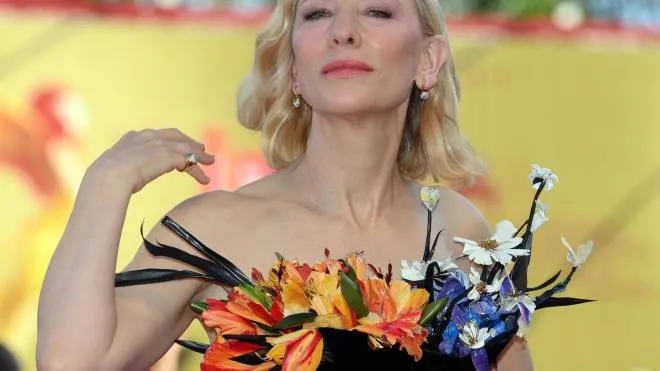 Cate Blanchett, 53 anni, ieri alla Mostra di Venezia per la prima di “Tár“: un trionfo di fiori nello scollo. dell’abito Schiaparelli