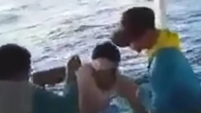 Il momento in cui il pescatore brasiliano viene trovato da alcuni marinai