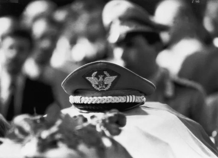 Il tricolore, la sciabola e il berretto della divisa da generale di Carlo Alberto Dalla Chiesa sul feretro del generale durante i funerali celebrati a Milano il 5 settembre 1982. ANSA / ARCHIVIO STORICO