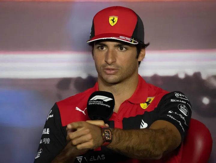 Carlos Sainz ha difeso l’operato del box Ferrari finito sotto accusa nelle ultime gare
