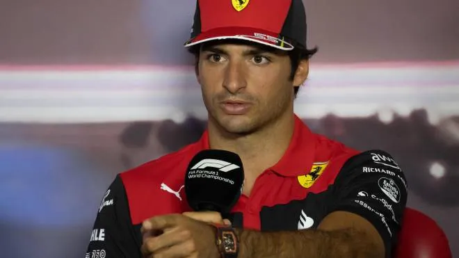 Carlos Sainz ha difeso l’operato del box Ferrari finito sotto accusa nelle ultime gare