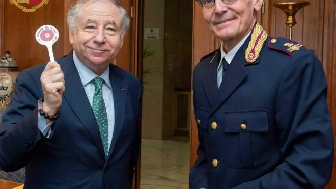 A destra Paolo Maria Pomponio, direttore della Polizia stradale, insieme a Jean Todt, ex ad della Ferrari