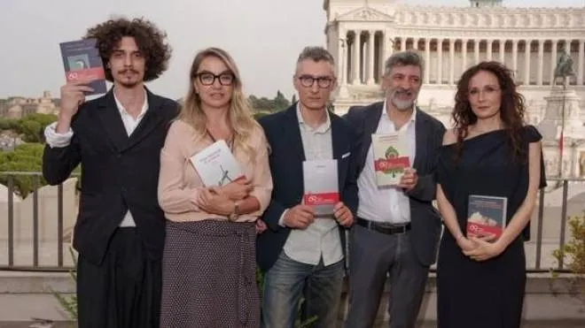 I cinque finalisti:. da sinistra, Bernardo Zannoni, Elena Stancanelli, Fabio Bacà, Antonio Pascale, Daniela Ranieri