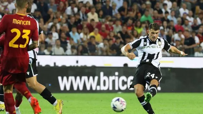 Udinese's Lazar Samardzic (R) scores the goal during the Italian Serie A soccer match Udinese Calcio vs AS Roma at the Friuli - Dacia Arena stadium in Udine, Italy, 4 September 2022. ANSA / GABRIELE MENIS