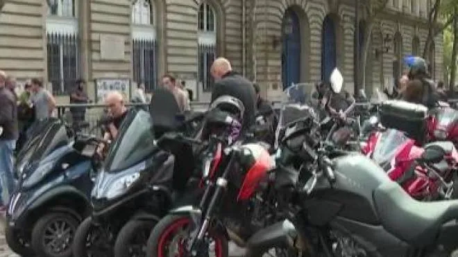 La protesta dei motociclisti a Parigi contro la sosta a pagamento per gli scooter