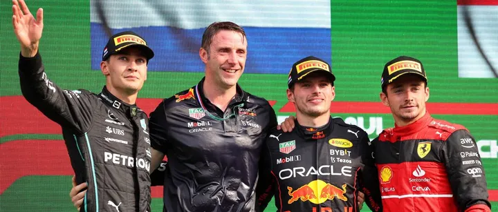 George Russell (secondo), Max Verstappen (primo) e Charles Leclerc (terzo) sul podio di Zandvoort