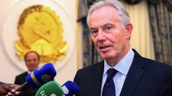 epa08039667 The initiator of the Tony Blair Institute for Global Change, former British Prime Minister Tony Blair (R), speaks with reporters after meeting Angola's President Joao Lourenco (unseen) in Luanda, Angola, 02 December 2019. According to media reports is Blair in Angola for a short visit to tighten contacts between British and Angolan business partners.  EPA/AMPE ROGERIO
