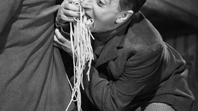 Una scena di culto del film Miseria e nobiltà (1954): Totò mangia gli spaghetti con le mani