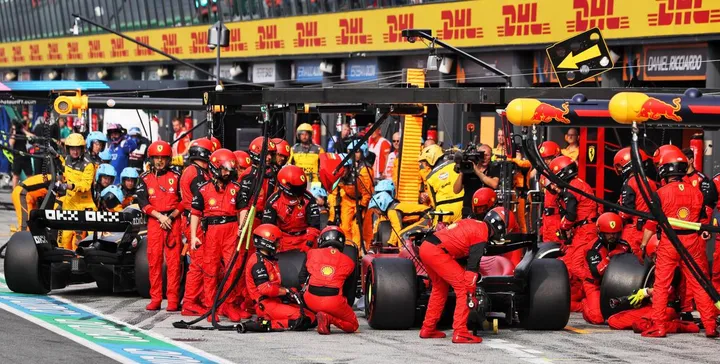 Il box della Ferrari durante un cambio gomme domenica a Zandvoort: nel weekend tutta la squadra dovrà ritrovarsi a Monza