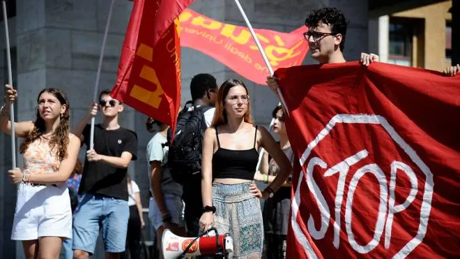 La protesta dell'Unione degli Studenti Universitari contro il numero chiuso nel giorno dell'inizio dei test di ammissione alla facolt� di Medicina all'universit� La Sapienza, Roma, 6 settembre 2022. 
ANSA/FABIO CIMAGLIA