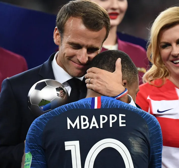 Kylian Mbappé, classe 1998, abbracciato dal presidente Emmanuel Macron, oggi 44 anni, dopo la vittoria dei Mondiali 2018