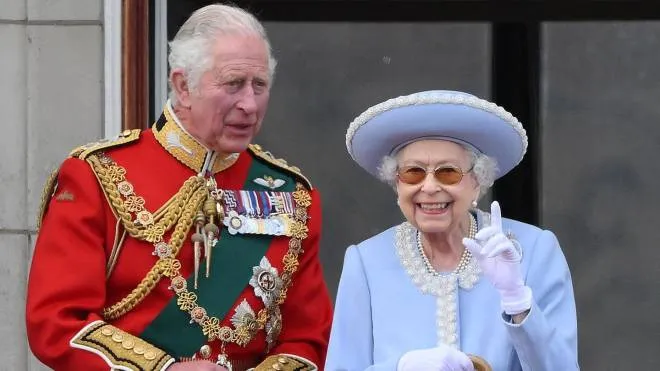 (FILES) In this file photo taken on June 02, 2022 Britain's Queen Elizabeth II (R) stands with Britain's Prince Charles, Prince of Wales to watch a special flypast from Buckingham Palace balcony following the Queen's Birthday Parade, the Trooping the Colour, as part of Queen Elizabeth II's platinum jubilee celebrations, in London. - The doctors of Queen Elizabeth II, 96, are "concerned" about her health and "have recommended that she be placed under medical supervision" at her castle in Balmoral, Scotland, Buckingham Palace said on September 8, 2022. "Following a further assessment this morning, the Queen's doctors are concerned for Her Majesty's health and have recommended that she remains under medical supervision. The Queen continues to be comfortable and at Balmoral," the palace said in a brief statement. (Photo by Daniel LEAL / AFP)