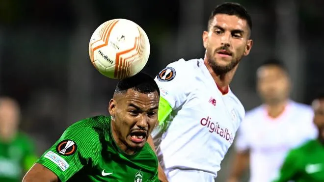 epa10170540 Ludogorets' Olivier Verdon (L) in action for a high ball with Roma's Lorenzo Pellegrini (R) during the UEFA Europa League group C soccer match between PFC Ludogorets and AS Roma in Razgrad, Bulgaria, 08 September 2022.  EPA/VASSIL DONEV