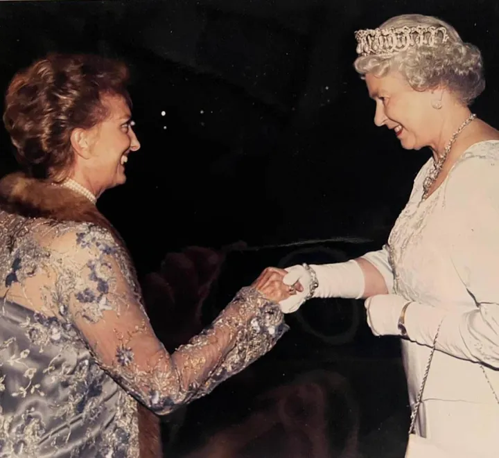 La marchesa Bona Frescobaldi a un incontro con la regina alcuni anni fa