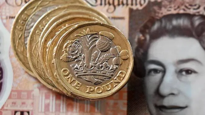 Banconote e monete con l'effige di Elisabetta II