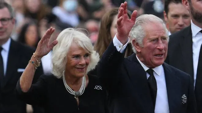 Britain's King Charles III (R) and Britain's Camilla, Queen Consort wave as they greet the crowd upon their arrival Buckingham Palace in London, on September 9, 2022, a day after Queen Elizabeth II died at the age of 96. - Queen Elizabeth II, the longest-serving monarch in British history and an icon instantly recognisable to billions of people around the world, died at her Scottish Highland retreat on September 8. (Photo by Daniel LEAL / AFP)