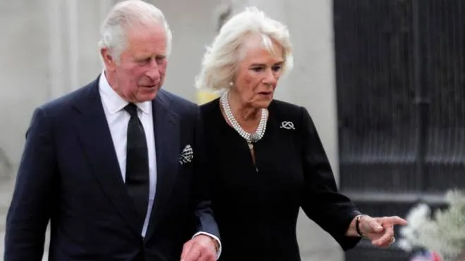 A sinistra, re Carlo III e la regina consorte, Camilla, al loro arrivo, ieri a Londra. In alto, il matrimonio di Carlo e Camilla. Alle loro spalle, Elisabetta II. A fianco, Camilla da giovane durante una delle attività più amate: l’ippica